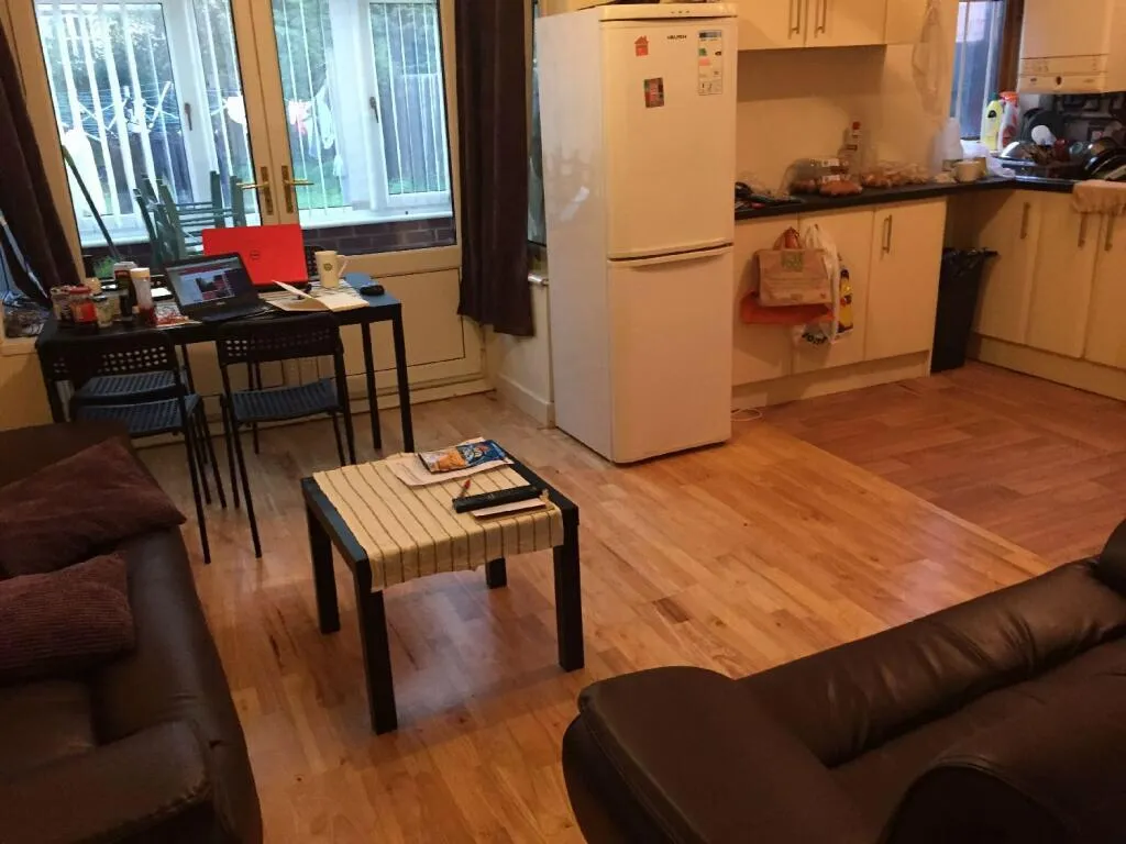 Beeston Road, 4 Rooms 2 baths (House share) NG7 2JQ - Main Image